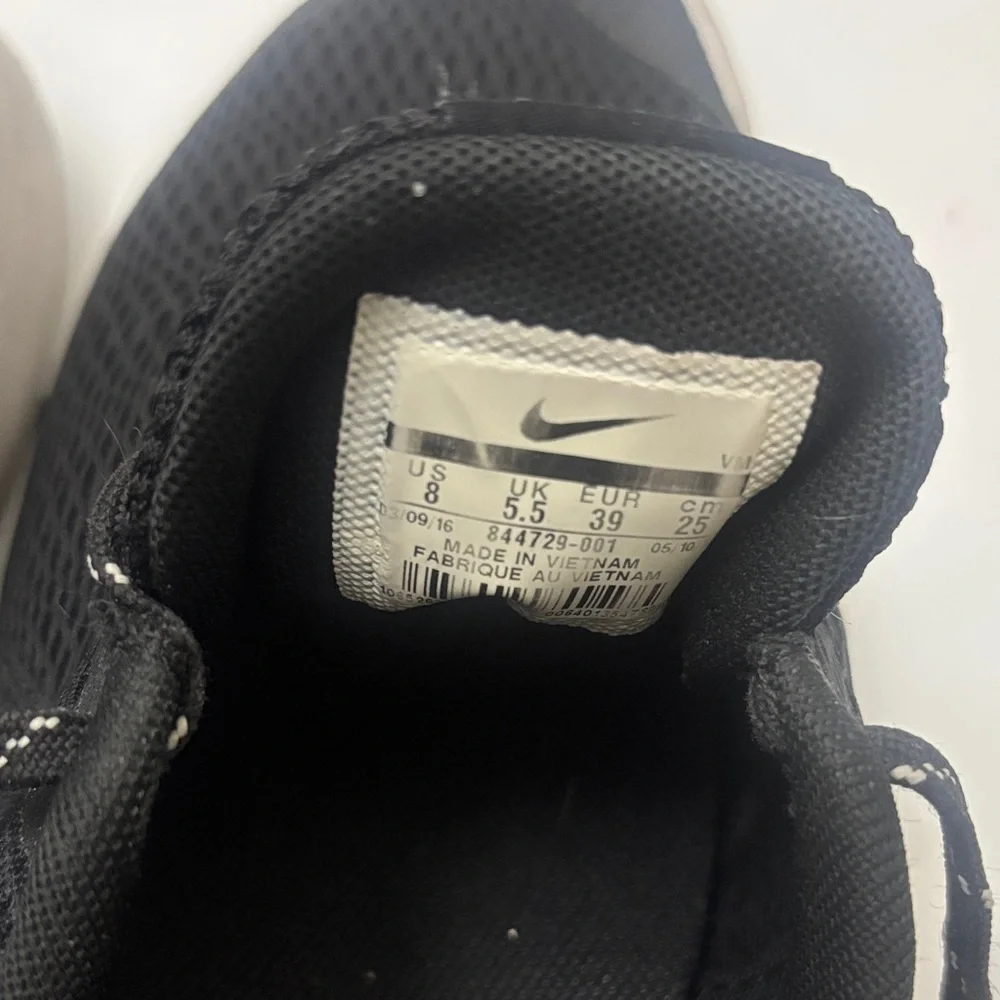 Nike sleek black